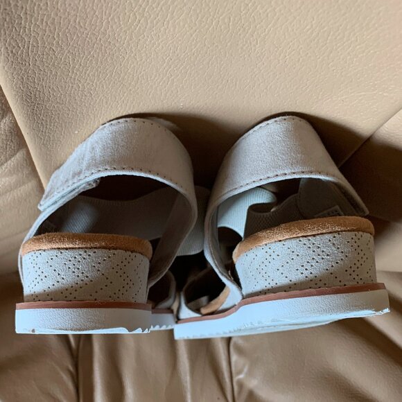 BOB'S FROM SKECHERS MEMORY FOAM TAUPE/TAN SANDALS, EUC, 7.5 WIDE - Picture 7 of 8
